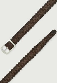Cintura intrecciata in pelle marrone scuro con fibbia rettangolare in metallo argentato, dotata di una sola estremità e una superficie liscia.