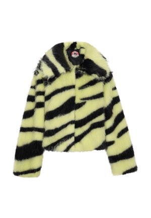 Giacca in pelliccia sintetica di un giallo neon con strisce nere a tigre, presenta un colletto rotondo e un design corto. Superficie texturizzata e chiusura con zip.