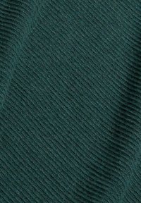 Gros plan sur un tissu en maille côtelée vert foncé montrant un motif texturé diagonal et une surface douce légèrement duveteuse.