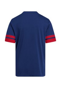 Donkerblauwe t-shirt met korte mouwen, voorzien van rode strepen op de mouwen, gemaakt van zachte stof en met een klassiek ronde halsontwerp.