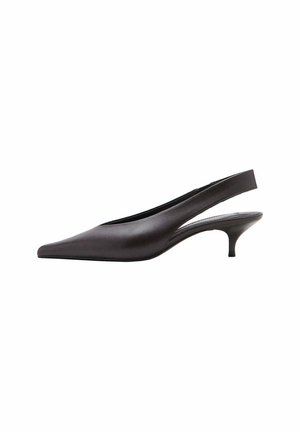 Chaussure à talon kitten en cuir noir avec bride arrière, bout pointu et talon bas courbé sur fond blanc.