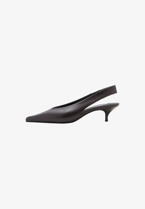 Chaussure à talon kitten en cuir noir avec bride arrière, bout pointu et talon bas courbé sur fond blanc.