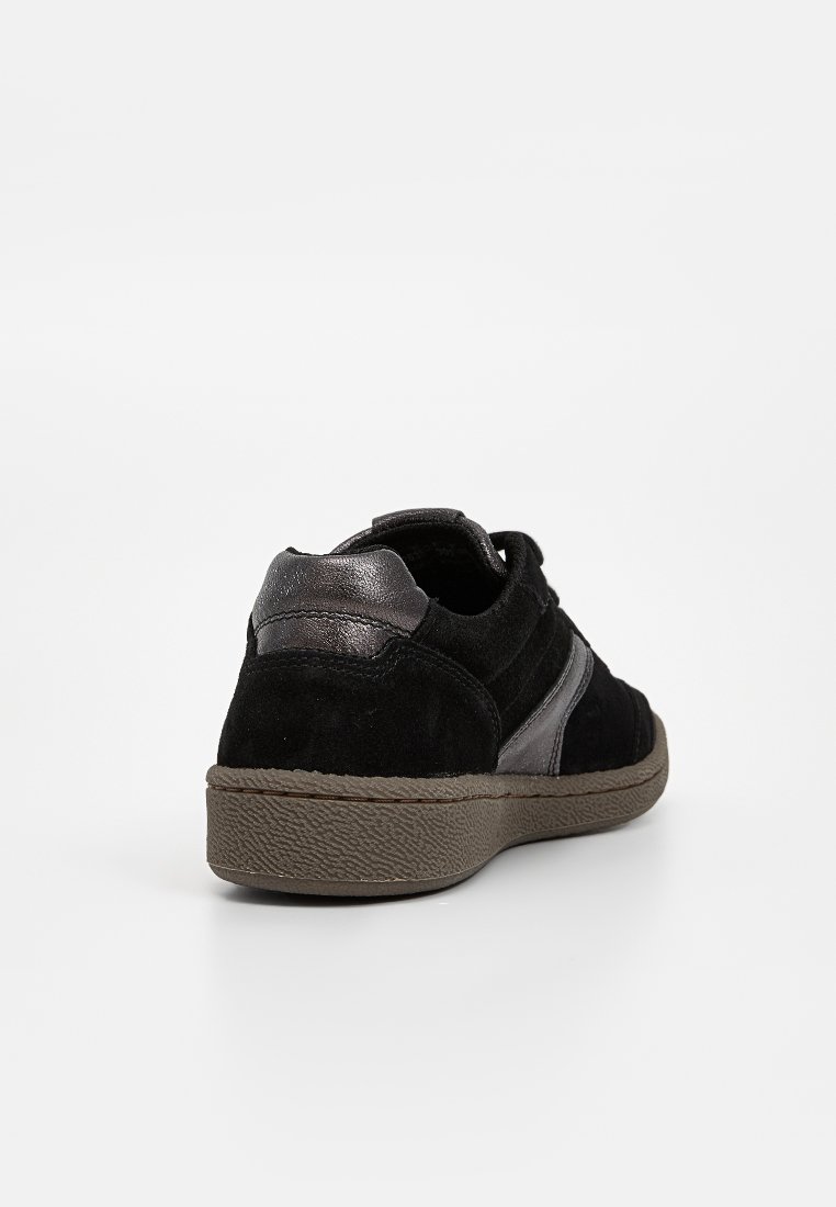 Schwarze Wildleder-Sneaker mit metallischen Akzenten, strukturiertem Gummisohle und einer glatten Leder-Hinterkappe. Verfügt über ein niederprofiliertes Design.