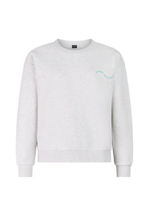 Lichtgrijze crewneck trui met lange mouwen en kleine gebogen turquoise tekst op de bovenste linkerborst met de tekst "protest sportswear."