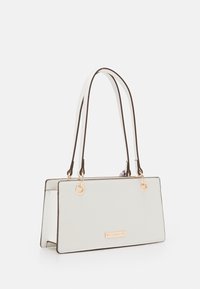 Borsa strutturata realizzata in materiale bianco testurizzato con dettagli in pelle marrone e finiture in oro. Caratterizzata da doppi manici e una placca con logo.