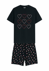 Czarny zestaw piżamy składający się z topu z krótkim rękawem, ozdobionego dziewięcioma konturowymi sercami w kolorze czerwonym i różowym, zestawiony z wzorzystymi szortami, które posiadają małe motywy serc.