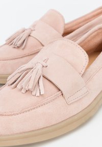 Rosa Wildleder-Penalschuhe zeichnen sich durch einen dekorativen Quasten, ein rundes Design und eine Gummisohle für Komfort und Flexibilität aus.