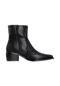 Zwarte leren enkellaars met zijrits, lage blokhak, puntige neus en een geperst, gestructureerd patroon aan de voorkant en zijkanten.