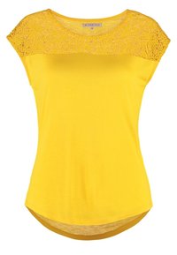 Haut jaune à manches courtes pour femmes avec détail en dentelle florale sur la partie supérieure de la poitrine et les épaules, encolure arrondie, et ourlet légèrement courbé.