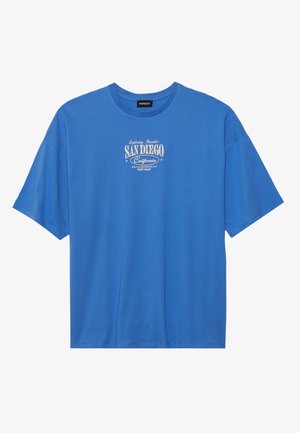 T-shirt bleu à manches courtes avec texte blanc ""Exploring Paradise San Diego California West Coast"" au centre avant.