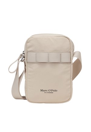 Kleine beige Crossbody-Tasche mit verstellbarem Riemen, vorderem Gurtband-Detail und Marc O’Polo-Logo, das unten mittig aufgedruckt ist.
