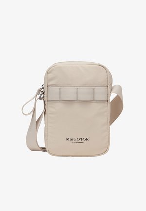 Kleine beige Crossbody-Tasche mit verstellbarem Riemen, vorderem Gurtband-Detail und Marc O’Polo-Logo, das unten mittig aufgedruckt ist.