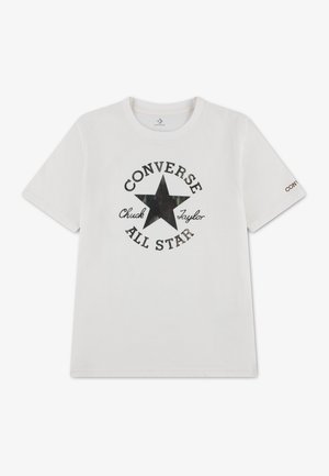 T-shirt blanc à manches courtes avec une étoile noire et le texte "Converse Chuck Taylor All Star" imprimé sur le devant.