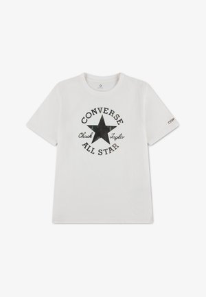 T-shirt blanc à manches courtes avec une étoile noire et le texte "Converse Chuck Taylor All Star" imprimé sur le devant.