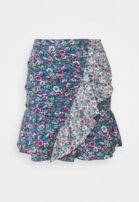 Gonna a stampa floreale con un mix di motivi blu navy e bianchi, orlo arricciato e design a strati con accenti rosa e verdi.