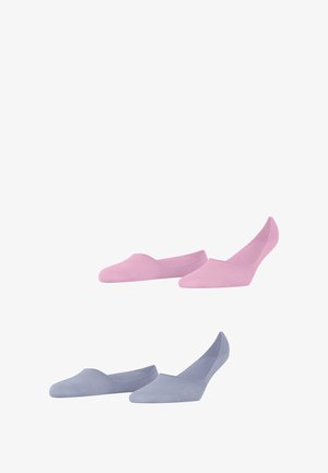 Set aus vier unsichtbaren Socken in Hellrosa und Blau, aus dünnem, elastischem Stoff mit glatter Textur und niedrigem Schnitt.