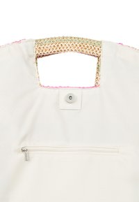 Lærred tote taske med et vævet håndtag i lysebrun og pastel, der har en lynlåslomme på siden og en trykknaplukning.