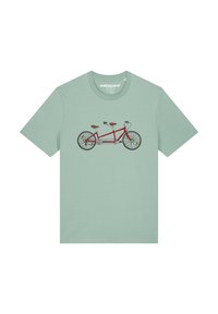 T-shirt en coton vert menthe présentant un graphisme d'un vélo tandem rouge avec des sièges en cuir marron et des composants métalliques détaillés.