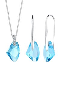 Collier en argent et boucles d'oreilles avec des pendentifs en cristal bleu clair, présentant des surfaces facettées et des bords lisses pour un éclat supplémentaire.