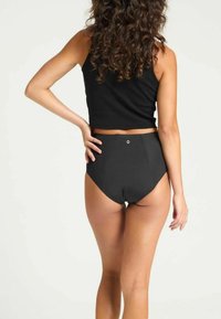 Bas de maillot de bain noir taille haute en matière extensible, avec une texture lisse et un discret logo au dos.