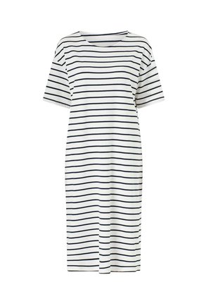 Hvid midi-kjole med sorte vandrette striber, korte ærmer og rund halsudskæring, vist på en ensfarvet baggrund.