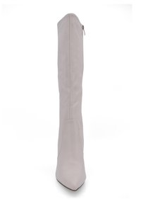 Kniehohe cremefarbene Lederstiefel mit einer spitzen Zehenform, kantigem Design und einem Reißverschluss an der Seite, mit einer glatten Textur und schlanker Silhouette.