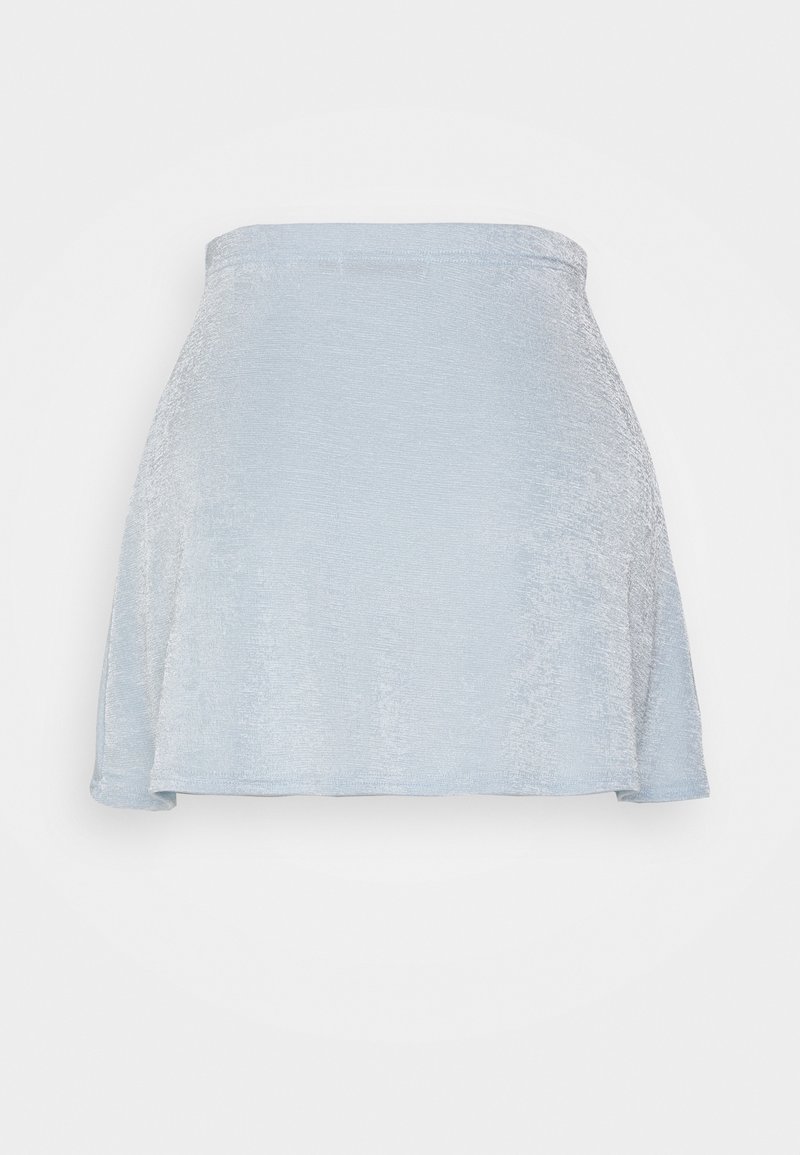 Jupe courte bleu clair, en forme trapèze, avec un tissu subtilement texturé et une taille haute, sur un fond uni.