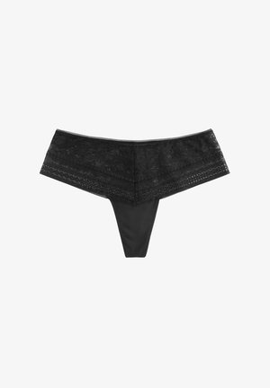 Zwarte kanten string met een brede kantband met bloemmotief en een zachte, ondoorzichtige stof onderkant. Glad textuur, minimalistisch ontwerp.