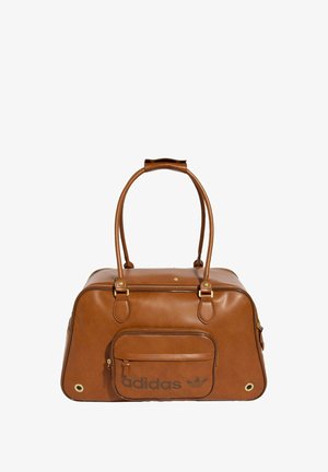 Braune Adidas-Sporttasche mit zwei Tragegriffen, goldener Hardware, Frontreißverschlusstasche und schwarzem Adidas-Logo auf der Vordertasche.