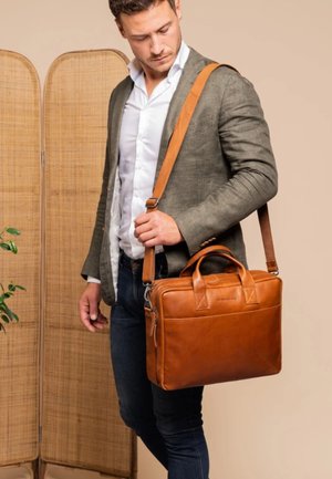 The Chesterfield Brand, FRAZER FACH - Laptop bag - cognac