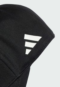 Cappello nero con una texture liscia e un picco curvo. Sono visibili accenti del logo triangolare bianco sul lato per un contrasto.