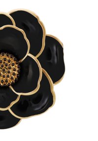 Broche en émail noir en forme de fleur avec des accents dorés et un centre texturé mettant en valeur de petites perles noires, présentant un design de pétales superposés.