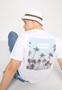 Levi's® SS RELAXED FIT TEE - T-shirt estampada - surf club white