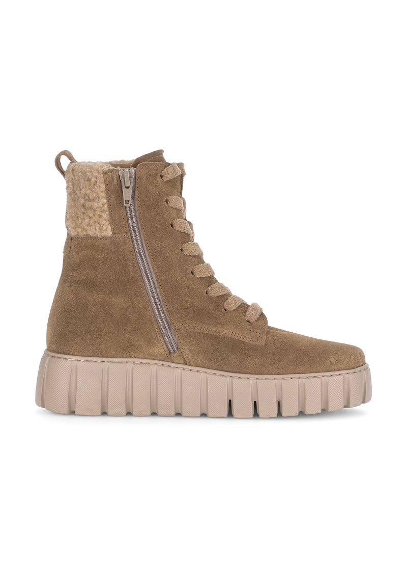 Botas de tobillo de ante marrón con un cuello de lana texturizada en color marrón claro, cremallera lateral y una suela de goma beige gruesa con un diseño estriado.