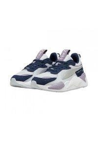 Baskets de sport avec une tige en mesh bleu marine et gris, une semelle en caoutchouc, des accents texturés et des détails violets contrastants à l'arrière.