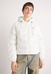Calvin Klein Jeans LIGHTWEIGHT LOGO PUFFER - Zimná bunda - snow white