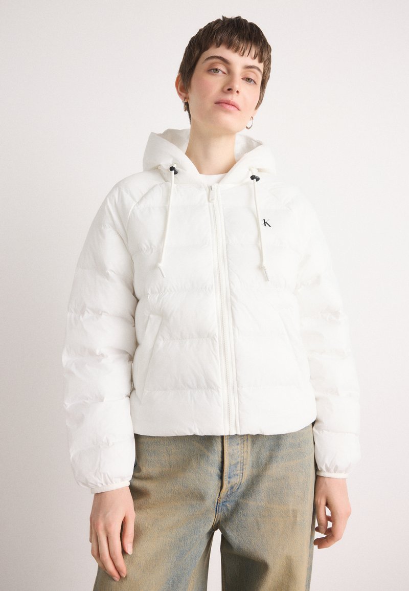 Calvin Klein Jeans LIGHTWEIGHT LOGO PUFFER - Zimná bunda - snow white