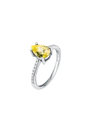 Anello in metallo bianco con una pietra gialla a forma di pera, decorato con piccole pietre trasparenti lungo la fascia per un tocco di brillantezza in più.