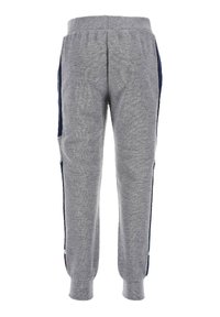 Pantalones de chándal grises con una textura suave, que presentan una franja lateral azul marino, cinturilla elástica y puños acanalados en los tobillos.