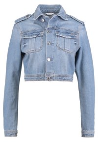 Giacca di jeans cropped in azzurro chiaro, con colletto classico, due tasche sul petto, bottoni argentati e distintivi sulle spalle.