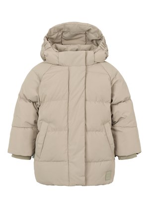Cazadora de plumas beige con capucha, que presenta un diseño acolchado, dos bolsillos laterales y puños acanalados en las mangas. Textura suave y acolchada.