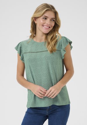 Top vert à manches courtes avec des manches volantes, en tissu à oeillets, présentant des motifs brodés discrets et une coupe décontractée.