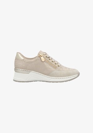 Baskets beige à lacets avec une tige texturée et des accents métalliques. Présentent une fermeture éclair sur le côté et une semelle blanche rembourrée pour le soutien.