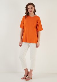 LELA LOOSE FIT - Jednoduché tričko - orange