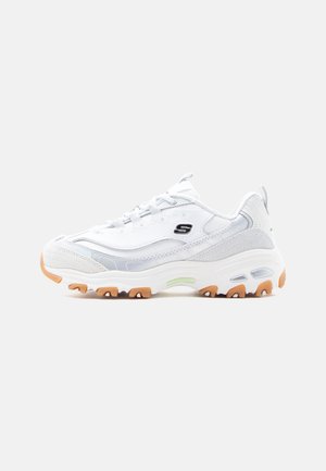 Baskets de sport Skechers blanches avec semelle gomme, fermeture à lacets et logo sur le côté, vues de profil droit sur un fond uni.