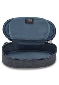 Custodia con zip in stile denim blu, dotata di un interno liscio e foderato, caratterizzata da una forma rotonda e una zip scura. Etichetta del marchio all'interno.