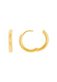 Goldfarbene Creolen mit glatter Oberfläche. Eine Ohrringe ist vollständig rund, während die andere eine Seitenansicht zeigt.