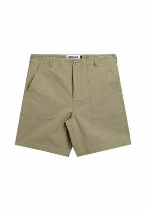 Pantaloncini beige in cotone fino al ginocchio con tasche applicate frontali, passanti per cintura e chiusura con un solo bottone in vita con etichetta "SEBAGO."
