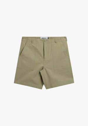 Pantaloncini beige in cotone fino al ginocchio con tasche applicate frontali, passanti per cintura e chiusura con un solo bottone in vita con etichetta "SEBAGO."