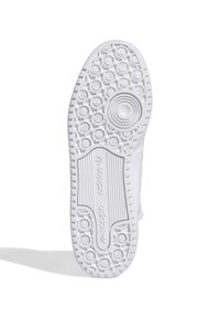 Hvid sneakersålsbund med teksturerede cirkulære greb, der har en glat midte med et forhøjet logo. Slankt, polymerkonstruktion for holdbarhed.